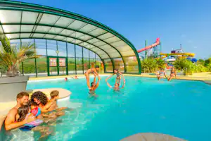 Capfun camping Lila - Pool mit Überdachung auf dem Campingplatz
