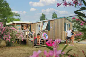 Camping Capfun Le Pachy - Mobilheim mit Terrasse auf dem Campingplatz