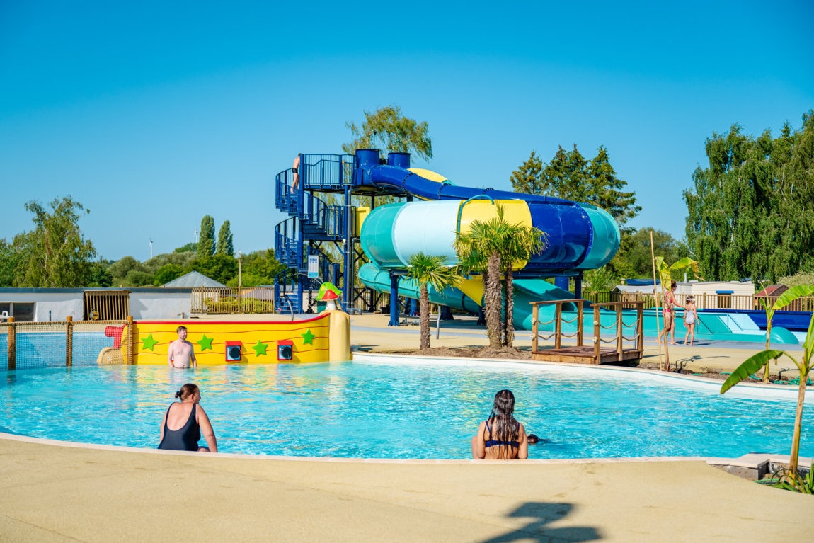 Camping Capfun Le Pachy - Blick auf das Freibad mit Rutsche auf dem Campingplatz