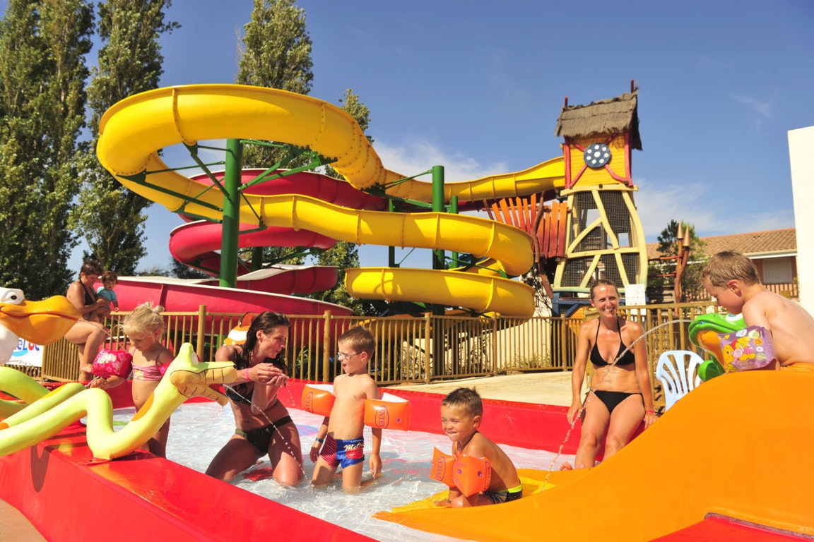 Capfun camping Téorix - Wasserrutschen im Freibad des Campingplatzes