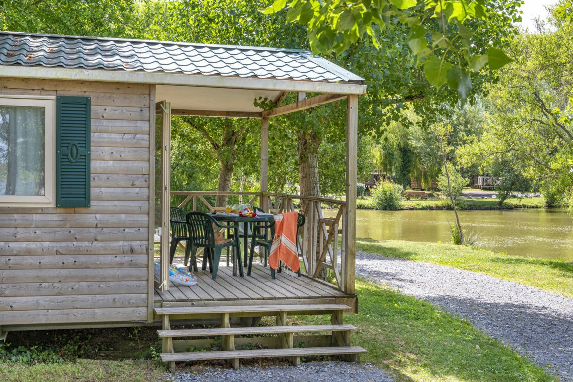 Capfun Campingplatz Le Cénic - Mobilheim mit Terrasse auf dem Campingplatz