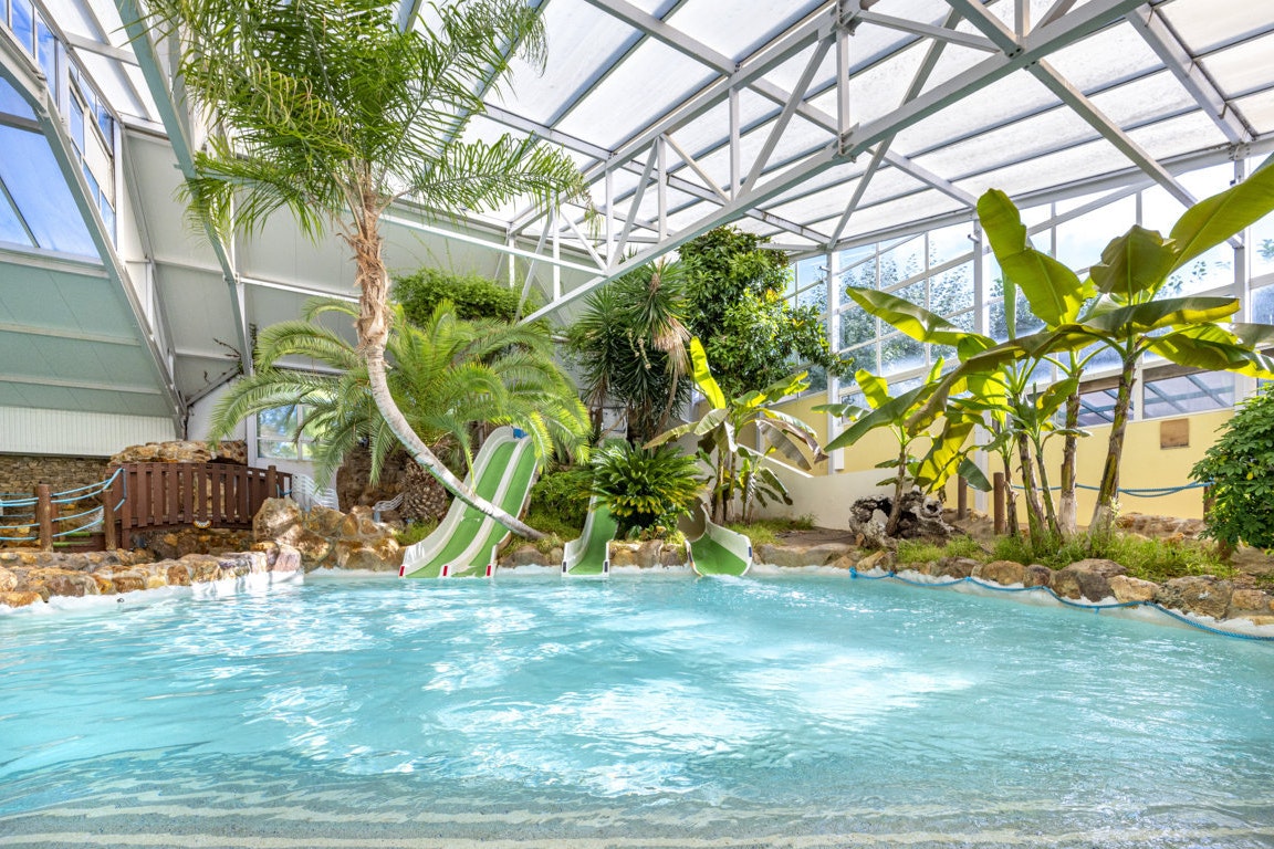 Capfun Campingplatz Le Cénic - Hallenbad mit Rutschen auf dem Campingplatz