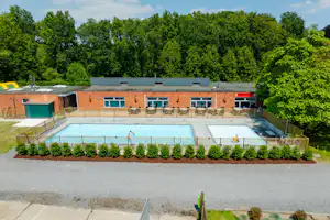 Capfun Fort Bedmar - Blick auf das Freibad auf dem Campingplatz