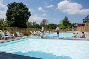 Capfun Fort Bedmar - Blick auf das Freibad auf dem Campingplatz