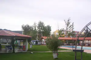 Caravan Camping Bergama - Blick auf Poolbar und Terrasse vom Restaurant auf dem Campingplatz