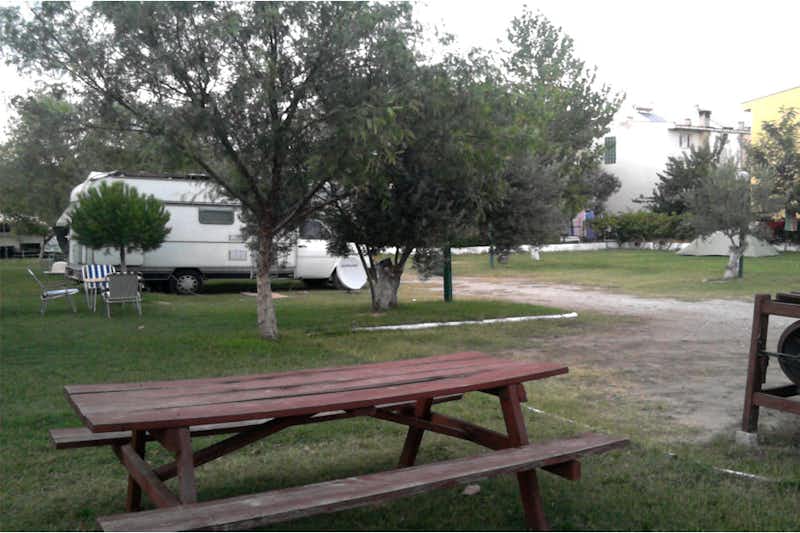 Caravan Camping Bergama - Wohnwagen- und Zeltstellplatz vom Campingplatz im Grünen mit Picknicktisch im Vordergrund