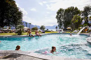 Caravan Camping Miralago - Camper am Pool vom Campingplatz im Grünen