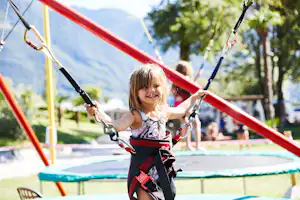 Caravan Camping Miralago - Kind auf einem Trampolin vom Campingplatz