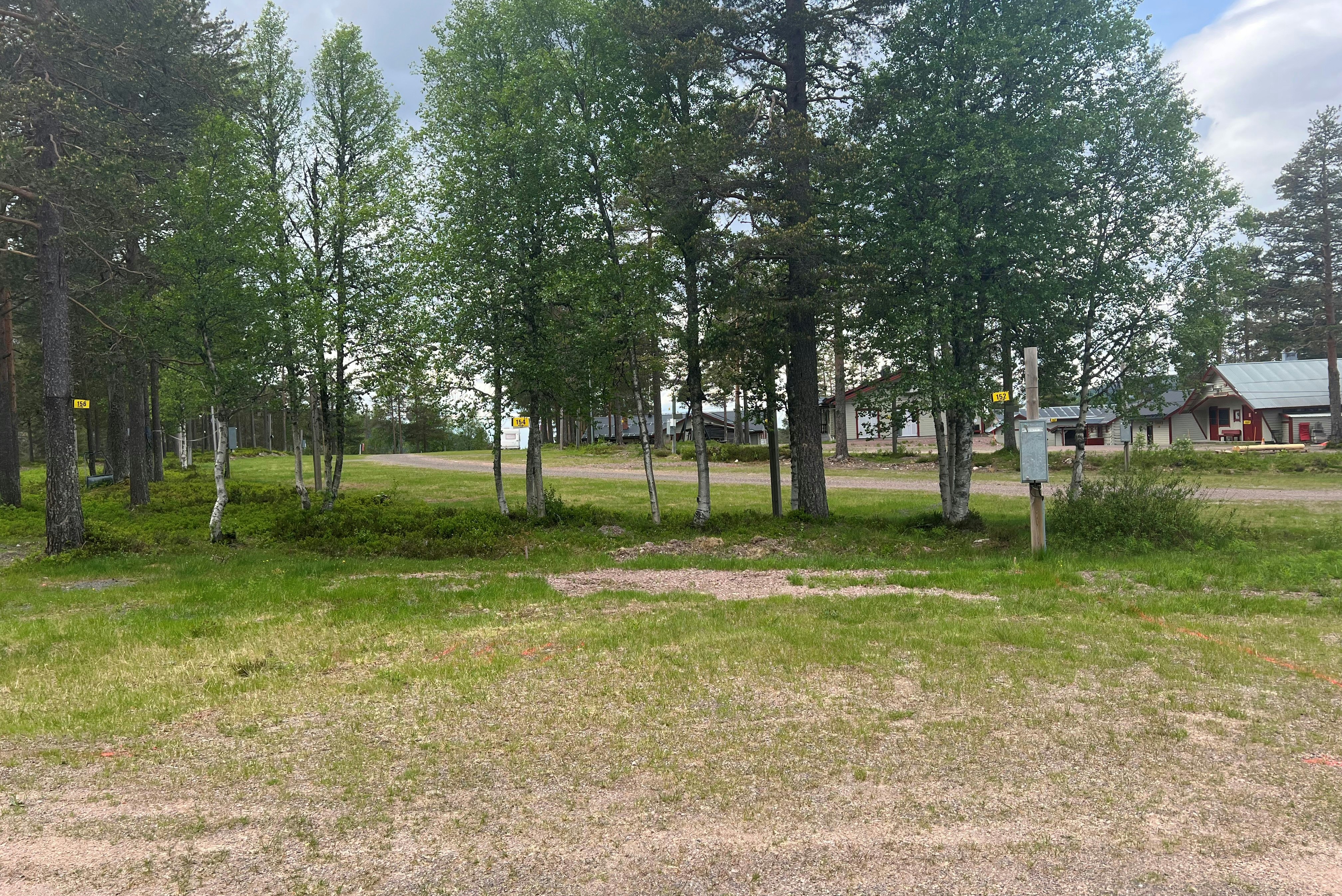 Caravan Club Tandådalen - Standplätze zwischen den Bäumen auf dem Campingplatz