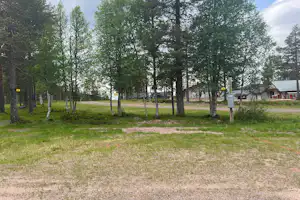 Caravan Club Tandådalen - Standplätze zwischen den Bäumen auf dem Campingplatz