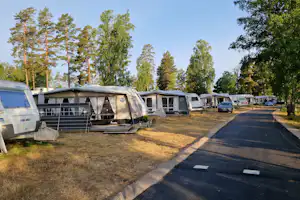 Caravan Club Timmernabbens Camping - Blick auf die Standplätze auf der Wiese
