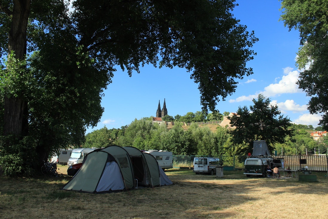 Caravan Park Císařská Louka - Wohnmobil- und  Wohnwagenstellplätze im Schatten der Bäume