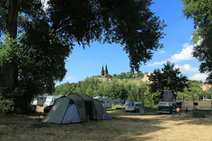 Caravan Park Císařská Louka - Wohnmobil- und Wohnwagenstellplätze im Schatten der Bäume