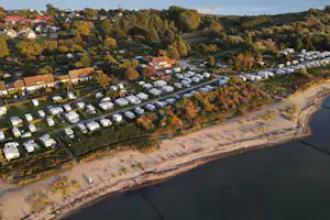 Caravancamp Ostseeblick - Luftaufnahme des Campingplatzes am Meer