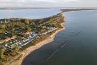 Caravancamp Ostseeblick - Luftaufnahme des Campingplatzes an der Küste