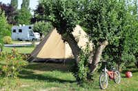 Caravaning des 4 Vents  - Fahrrad am Zelt auf dem Stellplatz vom Campingplatz