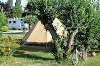 Caravaning des 4 Vents  - Fahrrad am Zelt auf dem Stellplatz vom Campingplatz