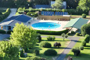 Caravaning des 4 Vents - Luftaufnahme des Campingplatzes mit Pool