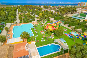 Camping Capfun La Manga - Campingplatz mit Freibad aus der Vogelperspektive