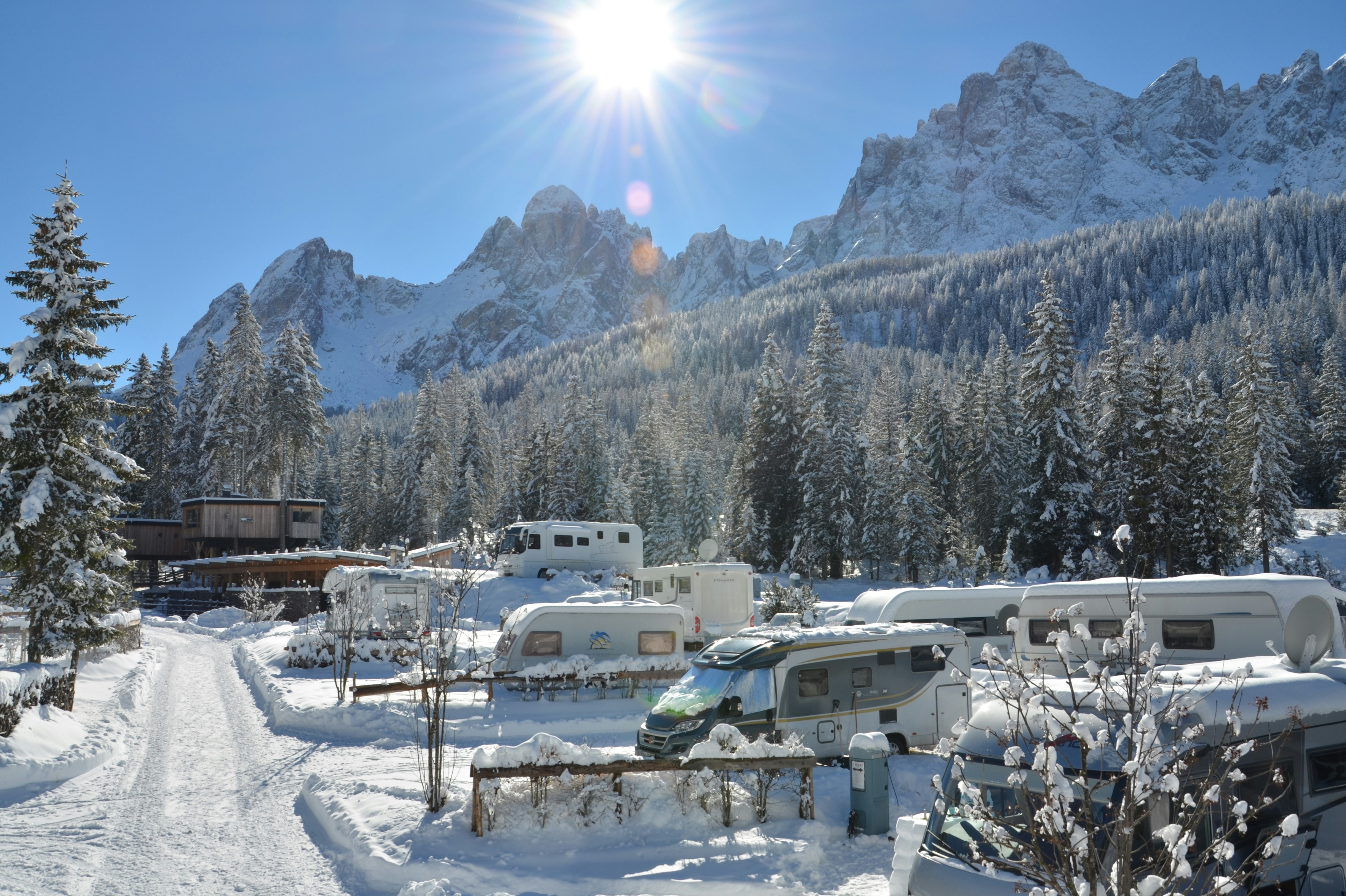 Caravanpark Sexten  Caravan Park Sexten - Blick auf die Standplätze im Winter mit Bergen im Hintergrund