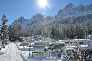 Caravanpark Sexten Caravan Park Sexten - Blick auf die Standplätze im Winter mit Bergen im Hintergrund