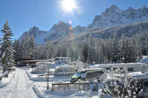 Caravanpark Sexten Caravan Park Sexten - Blick auf die Standplätze im Winter mit Bergen im Hintergrund