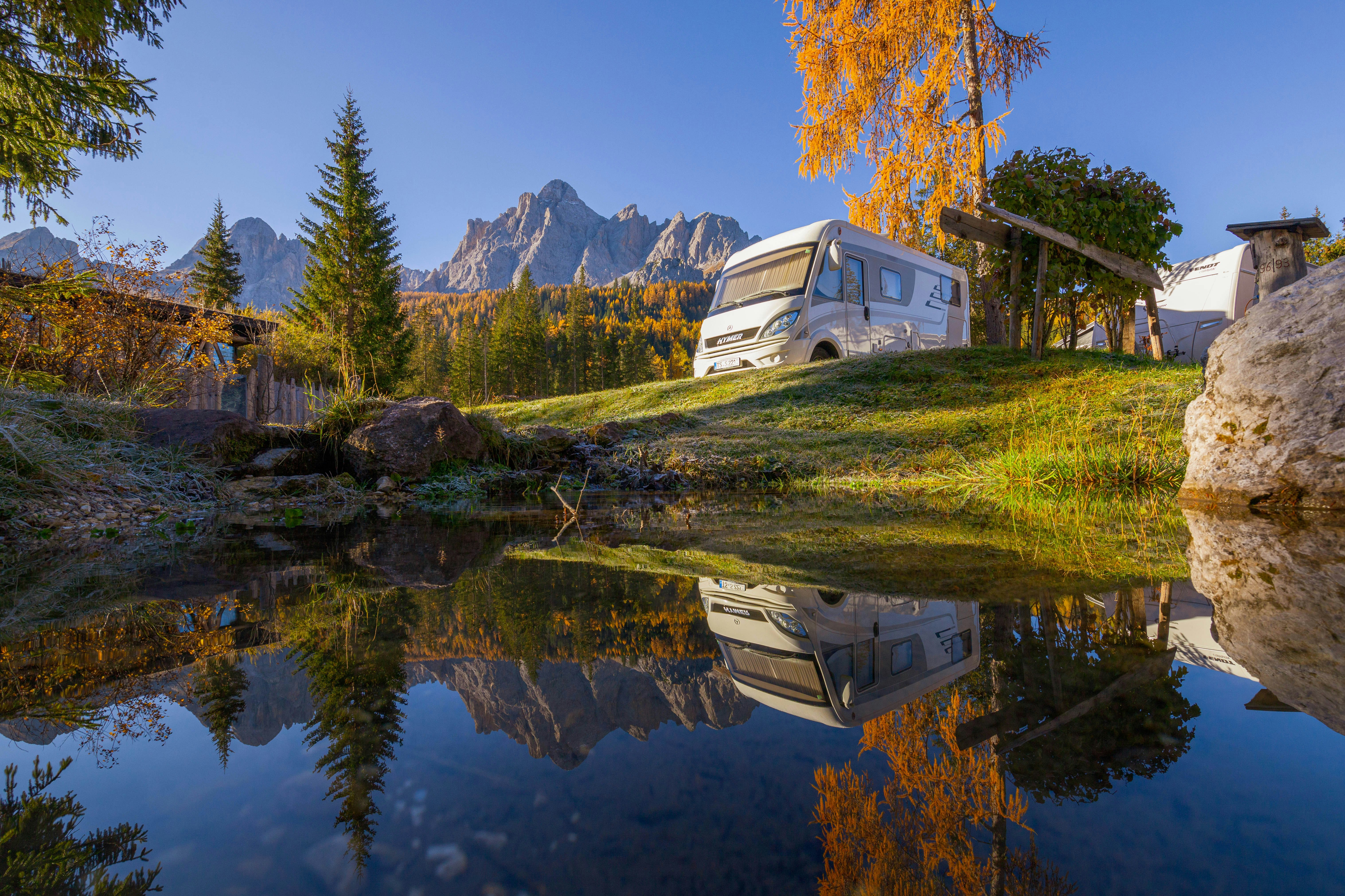 Caravanpark Sexten  Caravan Park Sexten - Standplatz am Wasser im Herbst