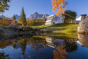 Caravanpark Sexten Caravan Park Sexten - Standplatz am Wasser im Herbst