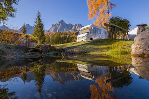 Caravanpark Sexten Caravan Park Sexten - Standplatz am Wasser im Herbst