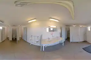 Caravanpark Vanamõisa - Sanitärbereich vom Campingplatz mit Toiletten und Waschbecken