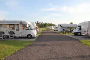 Caravanpark Vanamõisa - Wohnwagen- und Zeltstellplatz vom Campingplatz auf grüner Wiese