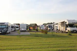 Caravanpark Vanamõisa - Wohnwagen und Wohnmobile auf dem Stellplatz vom Campingplatz