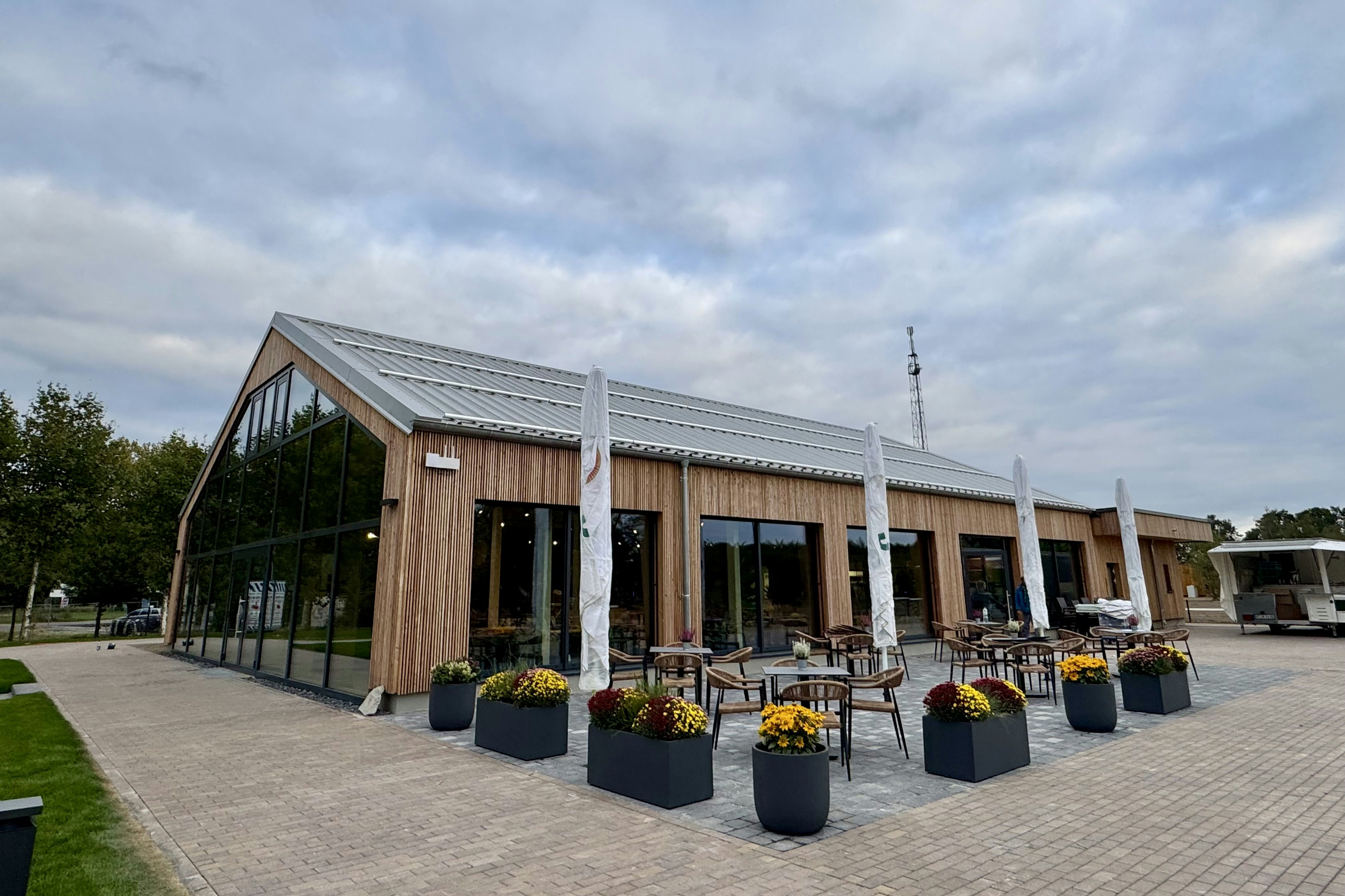 CARAVANSEREI Oberhavel  - Restaurant mit Terrasse auf dem Campingplatz