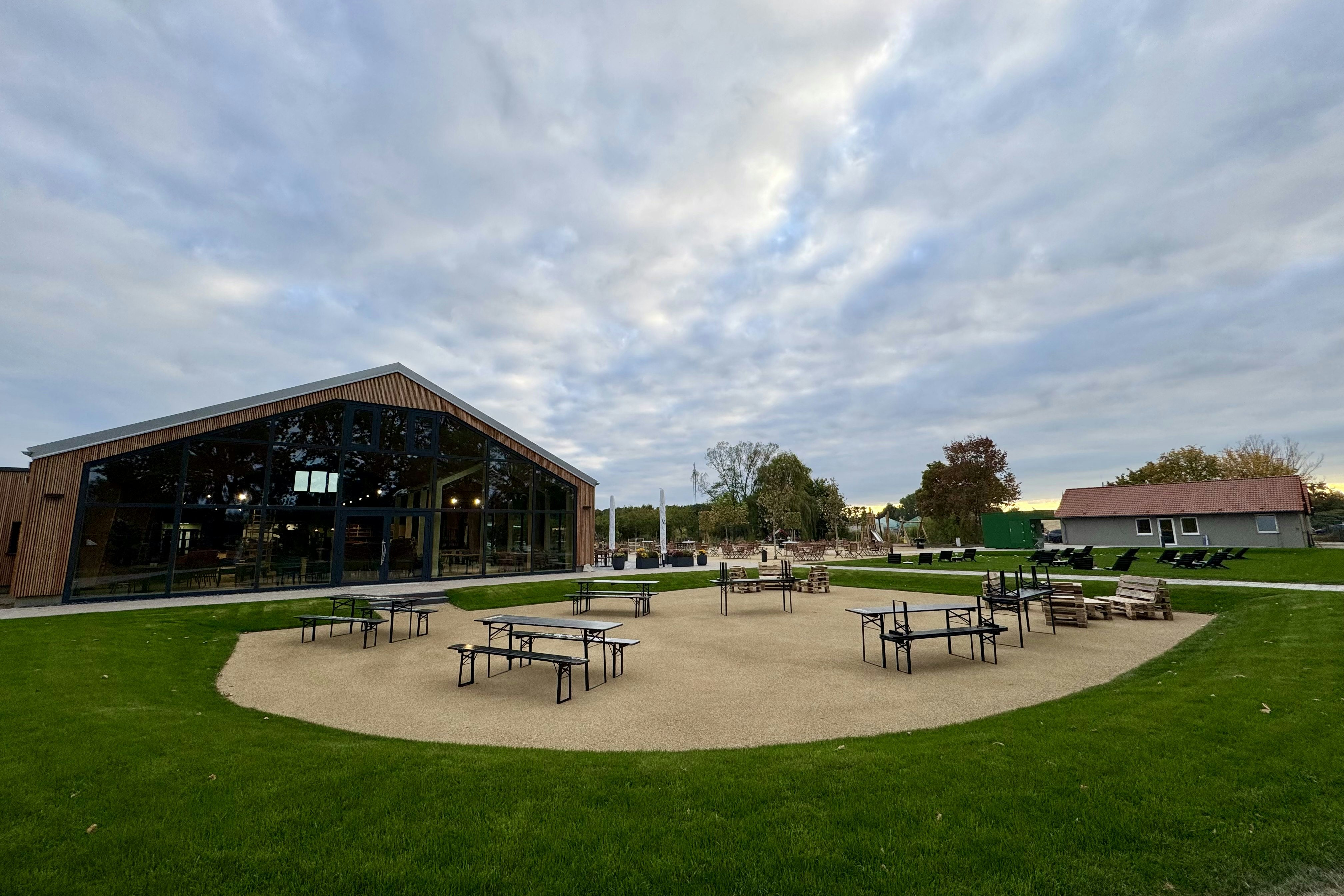 CARAVANSEREI Oberhavel - Sitzbereich im Freien auf dem Campingplatz