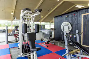 Carlsberg Camping - Fitnessgeräte in der Sporthalle des Campingplatzes
