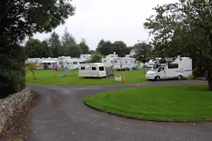 Carrowkeel Camping & Caravan Park - Spielplatz auf dem Wohnwagenstellplatz und Wohnmobilstellplatz vom Campingplatz