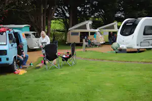 Carrowkeel Camping & Caravan Park - Wohnwagenstellplatz vom Campingplatz im Grünen
