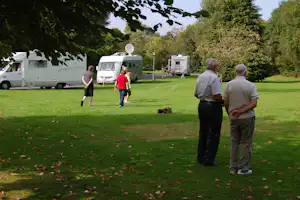 Carrowkeel Camping & Caravan Park - Camper auf einer Wiese am Wohnwagenstellplatz vom Campingplatz
