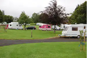 Carrowkeel Camping & Caravan Park - Wohnmobil- und Wohnwagenstellplätze auf der Wiese