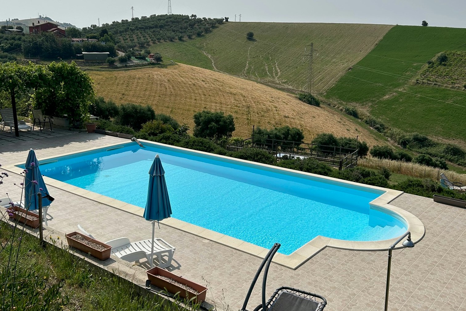 Casa Cologna  - Pool im Freien mit Liegestühlen und Sonnenschirmen