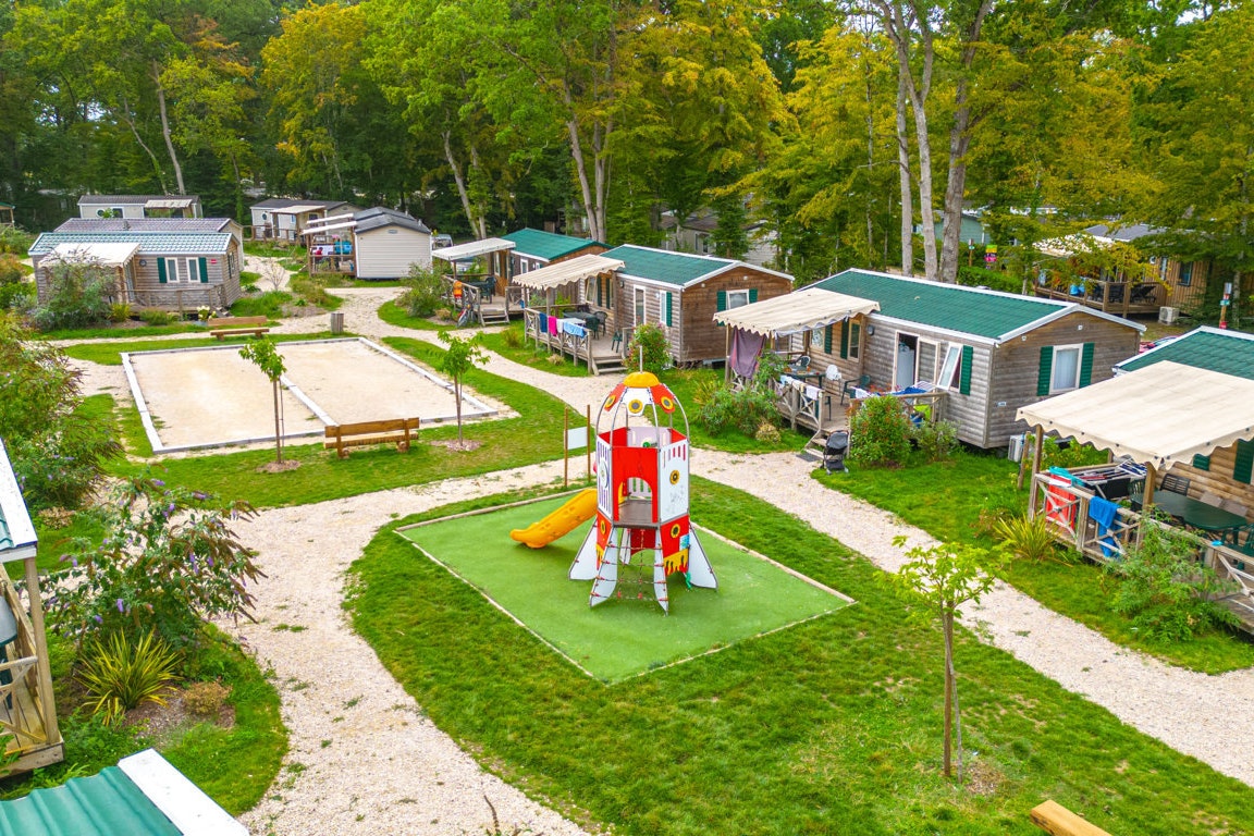 Capfun Camping Grenouillère - Kinderspielplatz zwischen den Mobilheimen auf dem Campingplatz