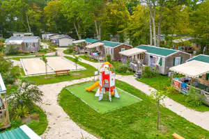 Capfun Camping Grenouillère - Kinderspielplatz zwischen den Mobilheimen auf dem Campingplatz