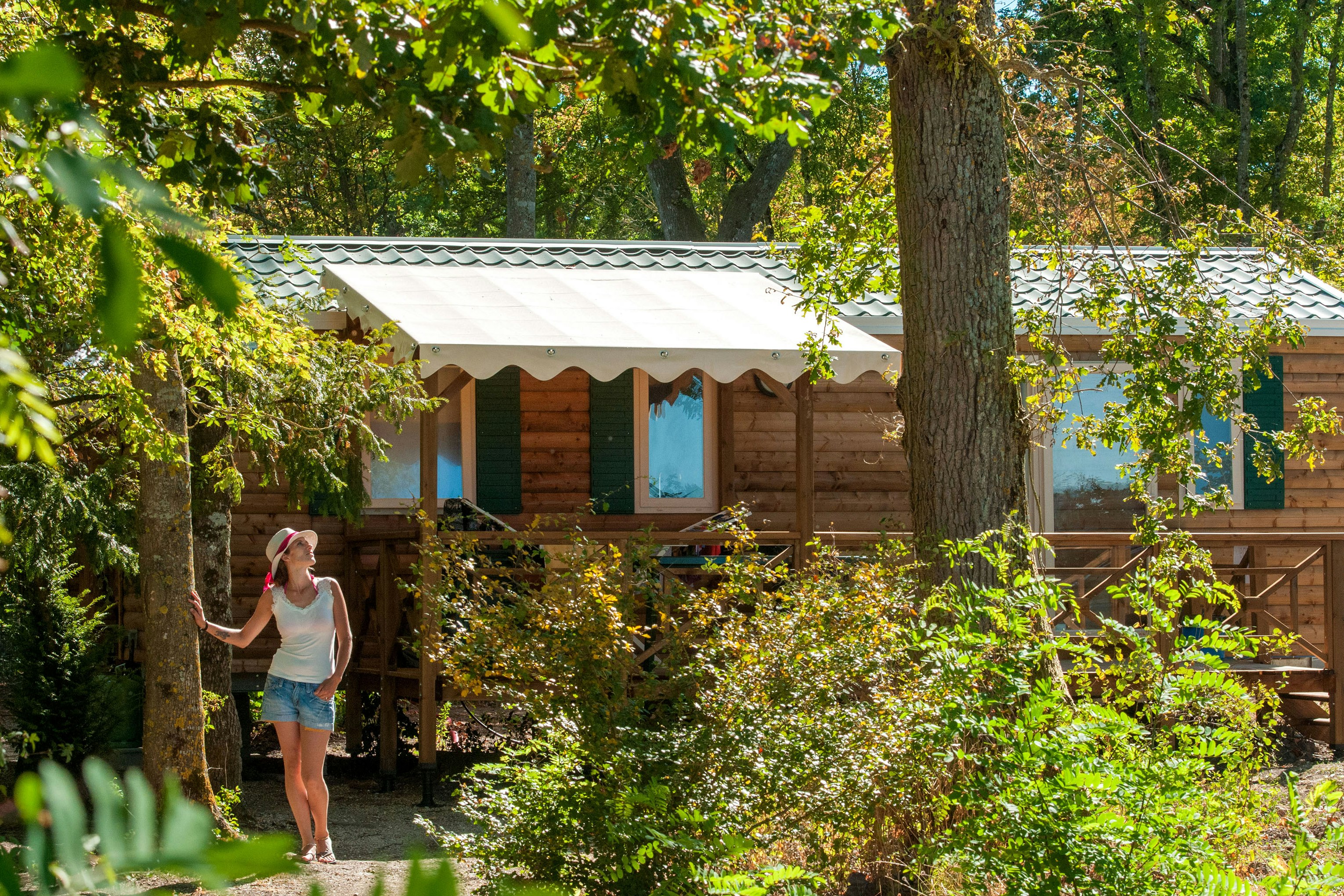 Castel Camping Château de la Grenouillère - Mobilheime mit Veranda auf dem Campingplatz