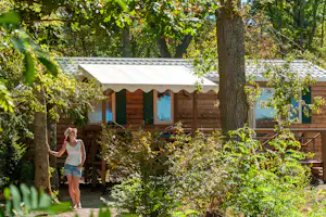 Castel Camping Château de la Grenouillère - Mobilheime mit Veranda auf dem Campingplatz