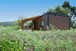 Castel Camping Domaine de la Bergerie - Außenansicht Mobilheim mit überdachter Terrasse