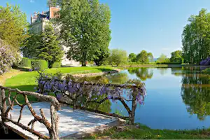 Castel Camping Le Château de Poinsouze - Brücke am See vom Campingplatz im Grünen