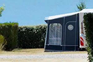Castel Camping Le Château de Poinsouze - Stellplätze am Wasser