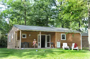 Castel Camping Parc de Fierbois - Mobilheim vom Campingplatz mit Veranda im Grünen