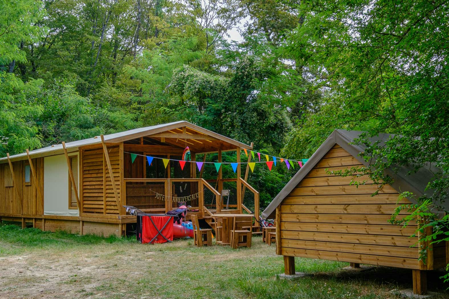 Castel Camping Parc de Fierbois - Mobilheim für 6 Personen im Grünen