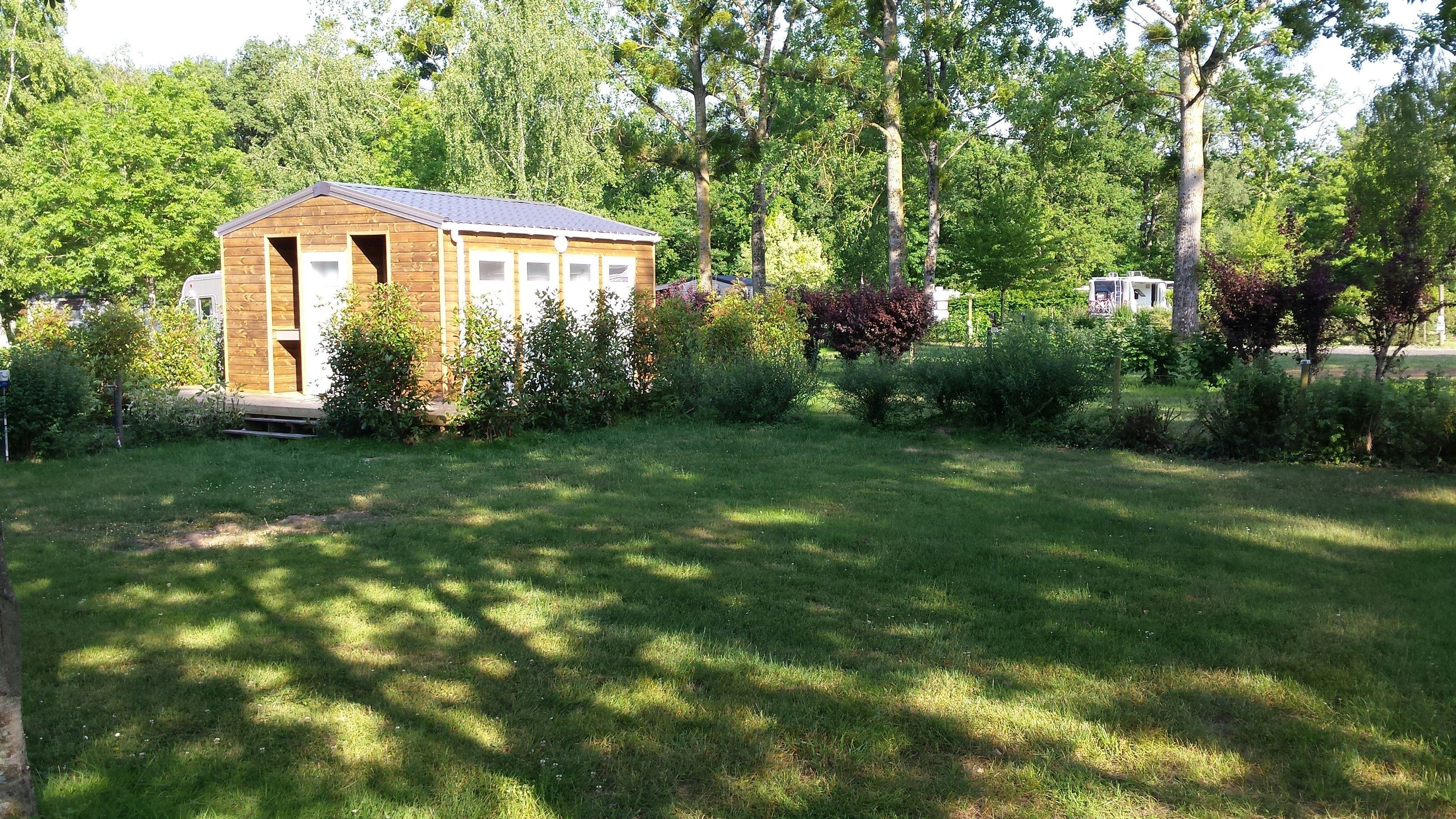 Castel Camping Parc de Fierbois - Stellplätze mit privatem Sanitärbereich